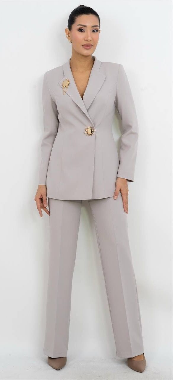 Broş Detaylı V Yaka Takım Elbise