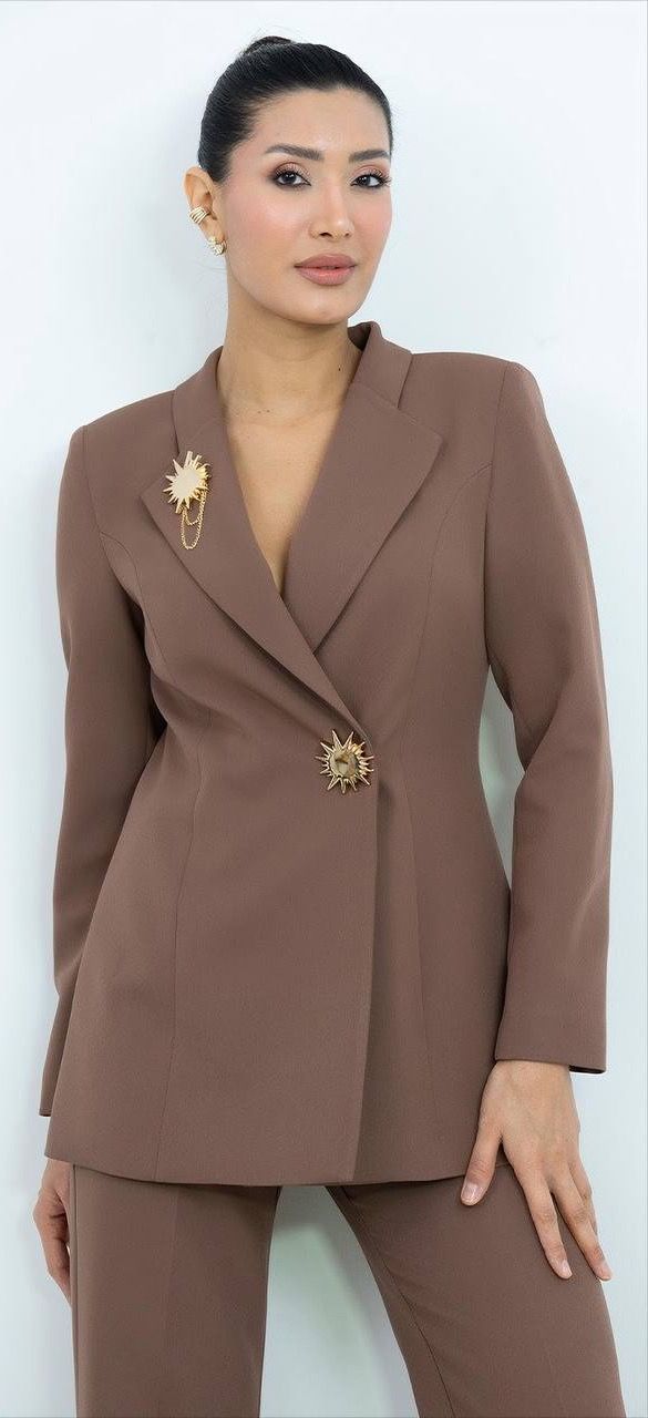 Broş Detaylı V Yaka Takım Elbise 2