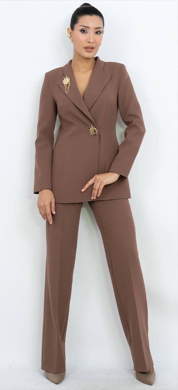 Broş Detaylı V Yaka Takım Elbise 3