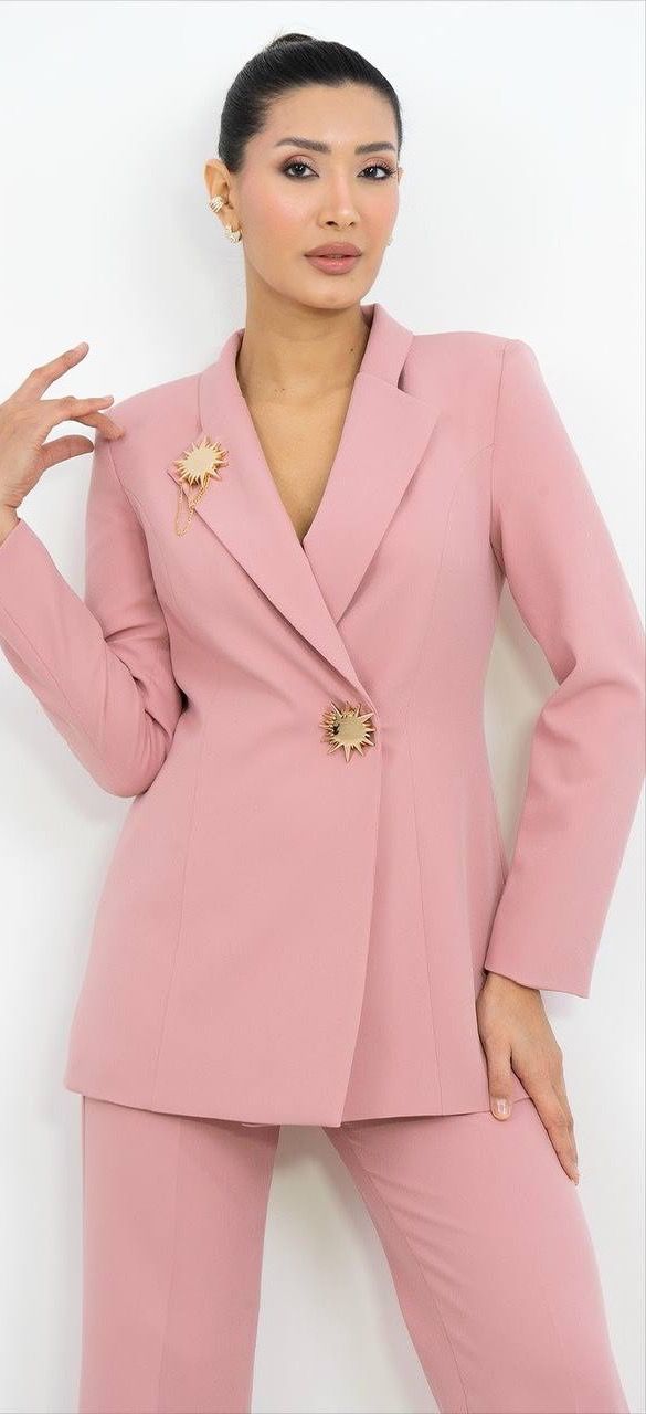 Broş Detaylı V Yaka Takım Elbise 4