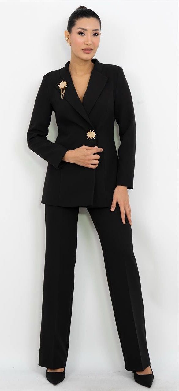 Broş Detaylı V Yaka Takım Elbise 8